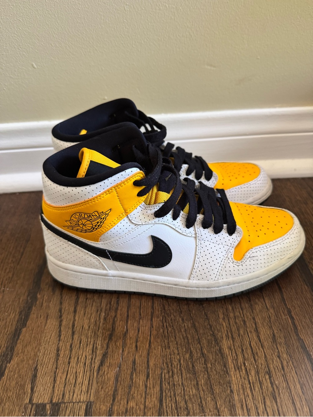 AIR JORDAN 1 MID 'PERFORATED - WHITE UNIVERSITY GOLD